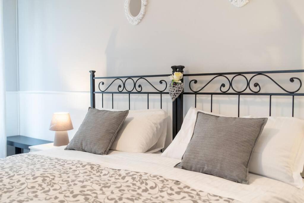 Terrazze Italiane City Center - White Apartment เวโรนา ภายนอก รูปภาพ